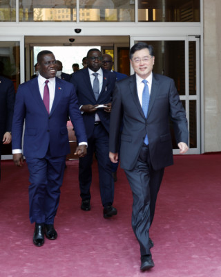 China to share development opportunities with Sierra Leone: Chinese FM
