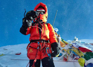 16-year-old Chinese youth scales Everest
