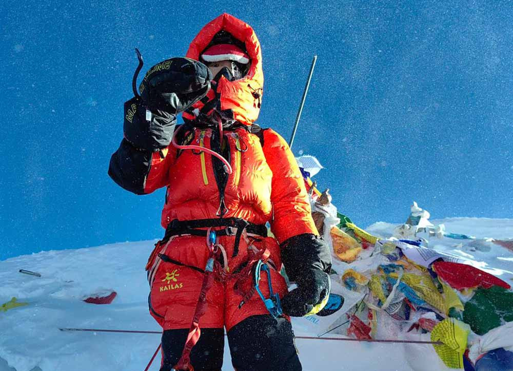 16-year-old Chinese youth scales Everest