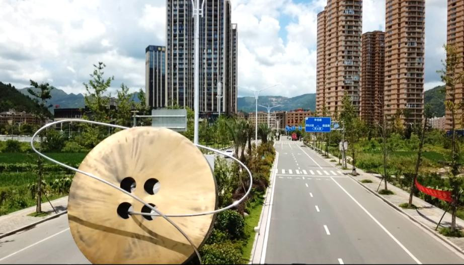 Small township in east China makes big success in button industry