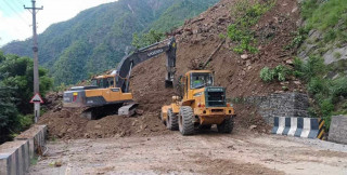 Dry landslide obstructs Narayangadh-Muglin road
