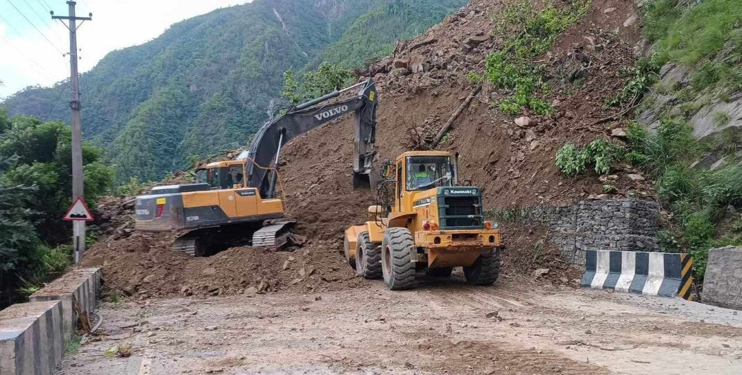 Dry landslide obstructs Narayangadh-Muglin road