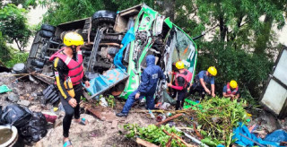 19 injured as bus en-route to Kathmandu from Kankadbhitta meets with accident near Dasdhunga