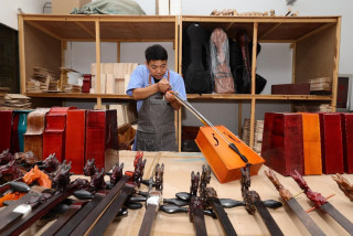 Man in Inner Mongolia leads fellow farmers to prosperity through horse-head fiddle manufacturing