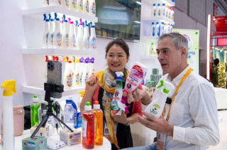 China's new visa-free policy commended by people from relevant countries