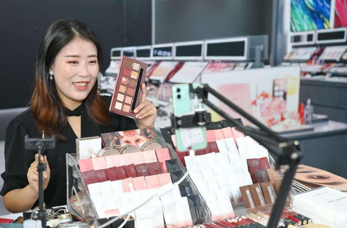Cross-border livestream commerce boosts China's foreign trade