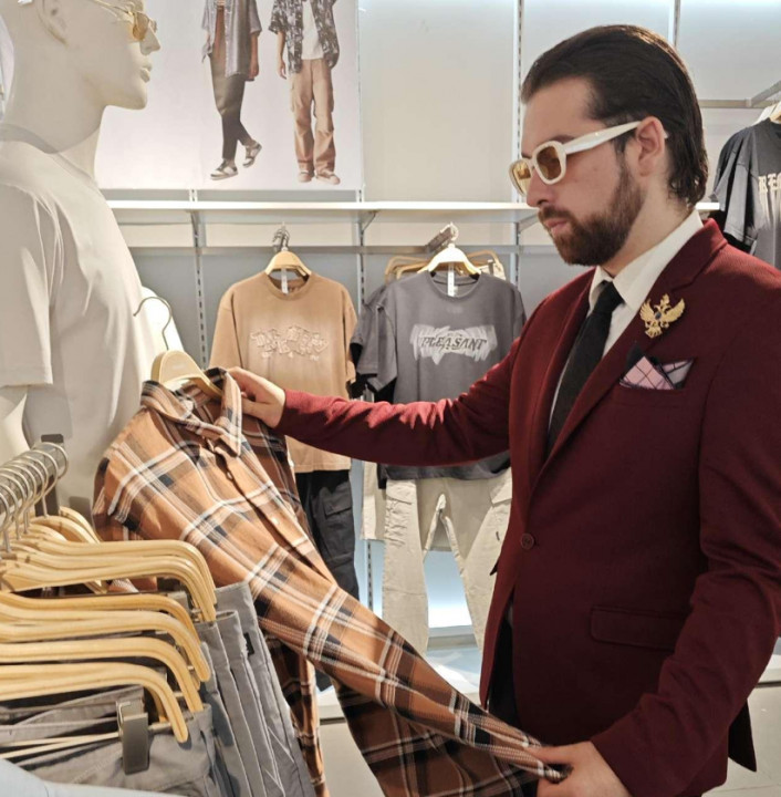 A Serbian fashion designer's day with mobile payment in China