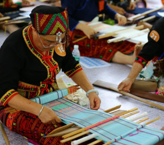 Traditional Li textile techniques get all-round protection, development in Hainan province
