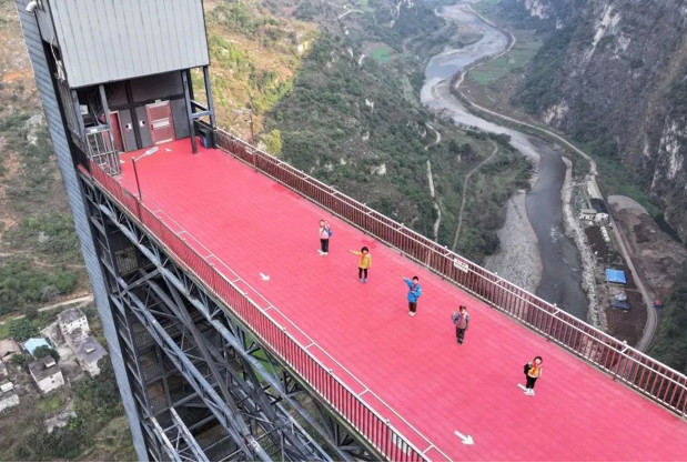 Sky school bus" ensures safer trip to school for students in mountainous village