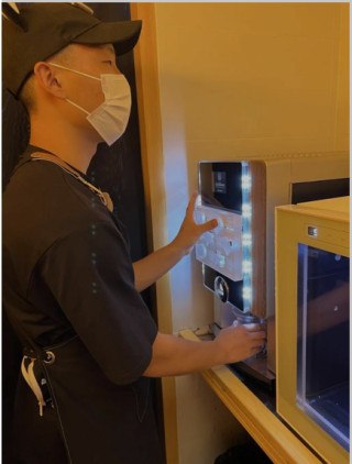 Visually impaired baristas establish "dark experience" café in Shanghai: coffee served in complete darkness