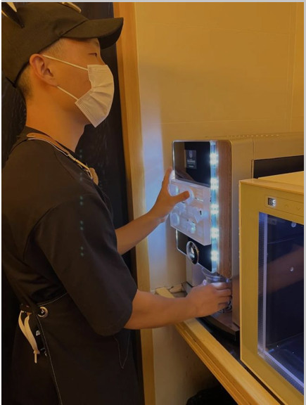 Visually impaired baristas establish "dark experience" café in Shanghai: coffee served in complete darkness