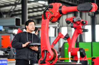 China's industrial robots evolve into intelligent "all-rounders"
