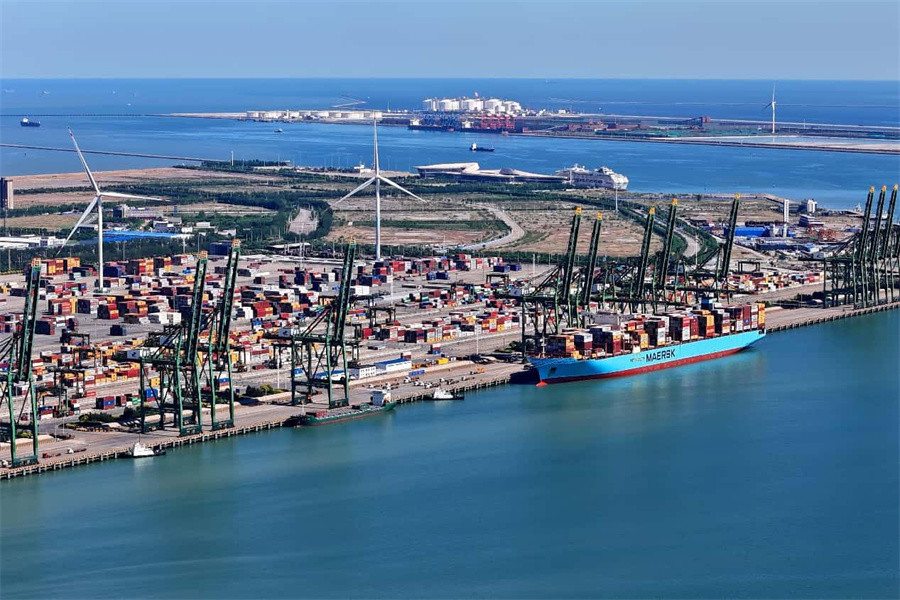 China's port economy powers ahead with strong momentum