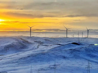 Young 'wind chasers' power Xizang on 'roof of world'