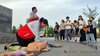 Chinese couple runs 'first-aid stall' for eight years to teach life-saving skills