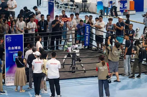 Humanoid-robots-compete-in-a-kickboxing-game-at-the-World-Humanoid-Robot-Games.webp