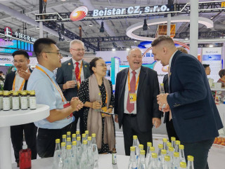 Sharing opportunities of opening up, cooperation to upgrade trade in services